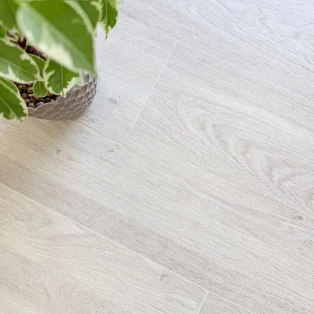 фото Ламинат EGGER Comfort Classic EC2040 Дуб Кортон белый в интернет-магазине laminate.by