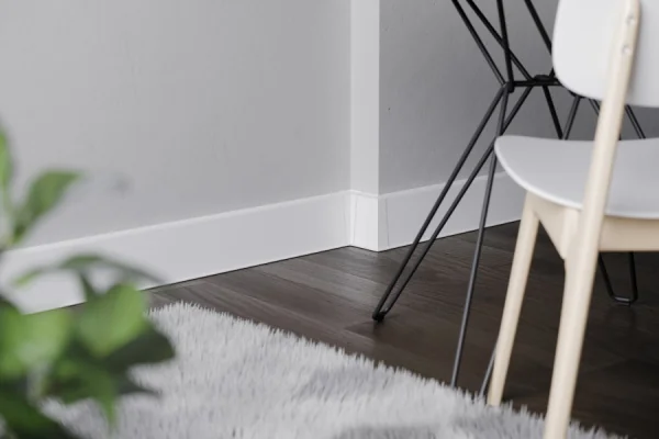 Плинтус Cezar Hi-LINE Prestige Белый матовый М089 от магазина laminate.by